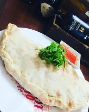 Bravčová tortilla plnená s mozzarellou a zeleninkou podávaná s jemnne pikantnou omáčkou & hranolky